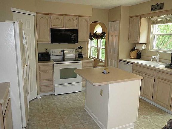 5th image of 225 Jaclyn Dr