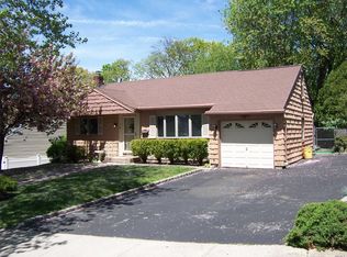 37 Ridge Rd, Farmingdale, NY 11735