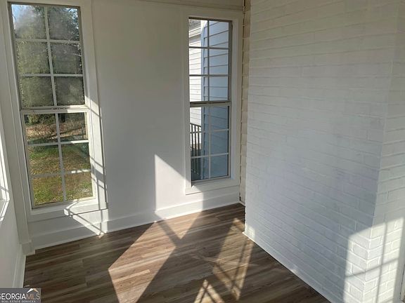 5th image of 609 Oak St