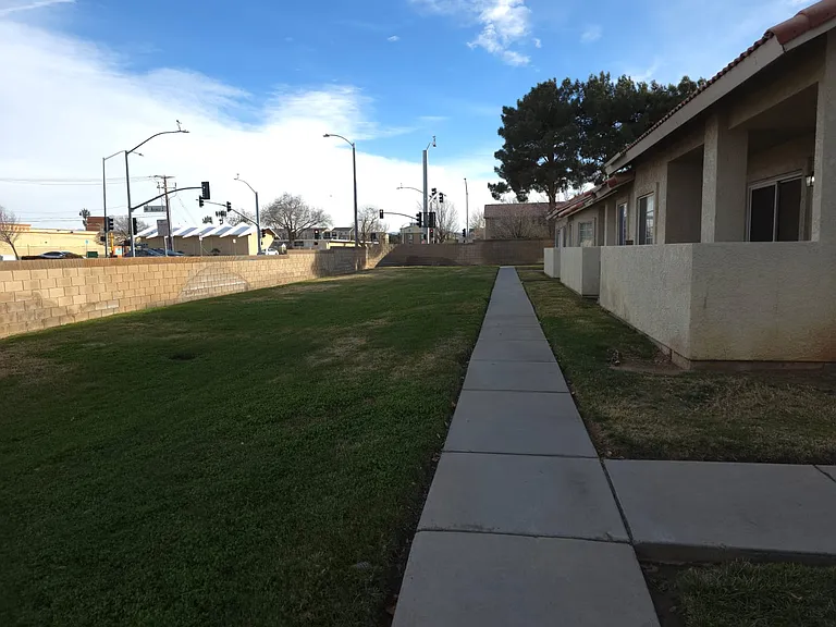 1642 Gardenia Ct #D — Photo 6