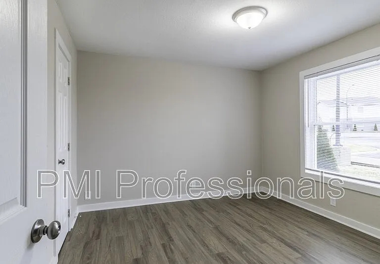 136 Kingsridge Dr — Photo 8