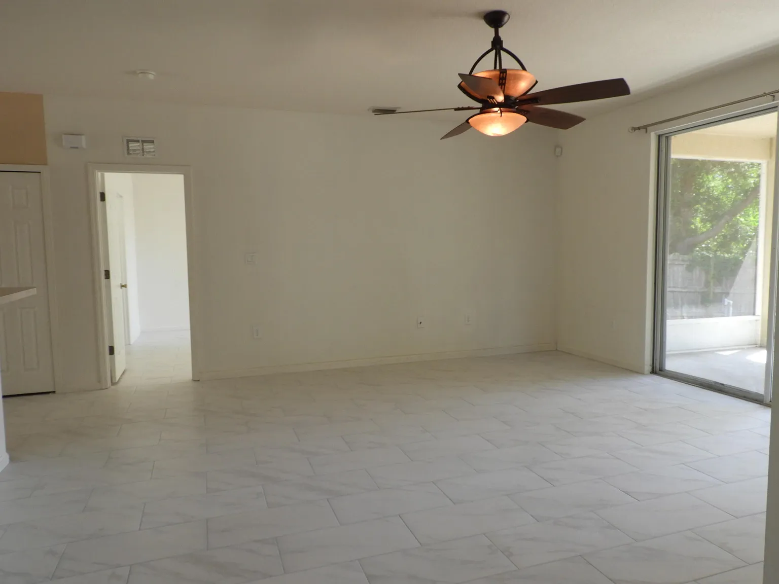 3 bed, 2.0 bath, 1808 sqft, $1,795 — Photo 4