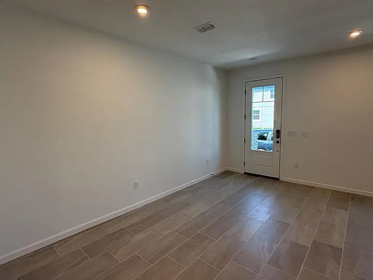 1350 Tarflower Dr — Photo 7