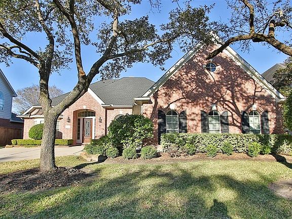 The traditional style home is well situated in the subdivision and easily accessible to the beltway, 290 and I-10.
