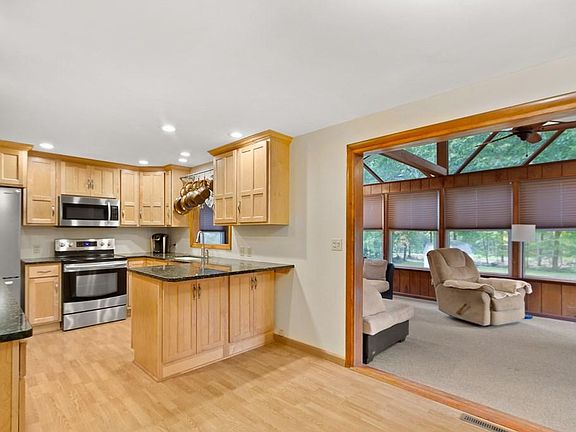 5th image of 2335 Grandview Ter