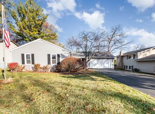 2424 E Thornwood Dr, Lindenhurst, IL 60046