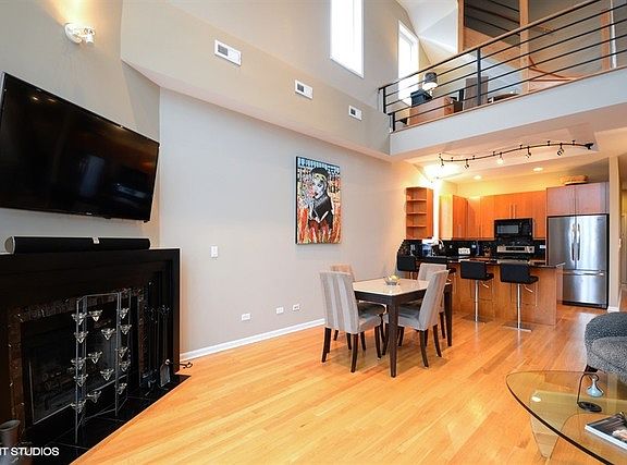 4th image of 1039 N Hermitage Ave #3
