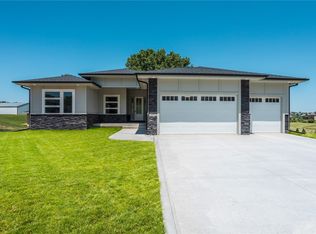 15815 Hickory Dr, Urbandale, IA 50323