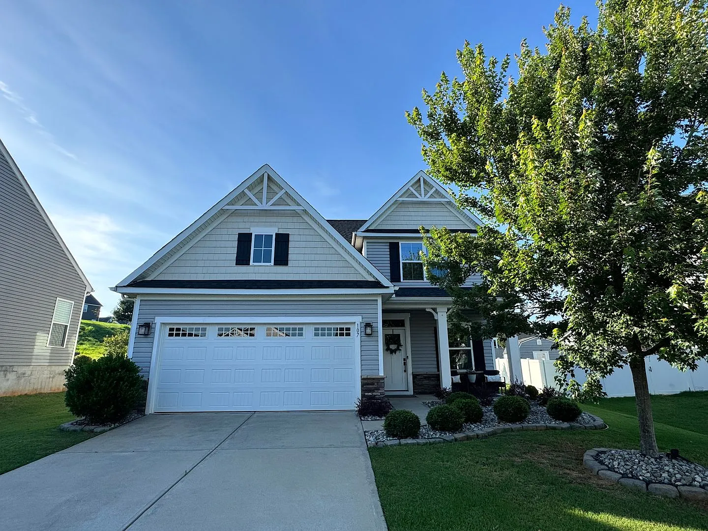 Stylish Living in Riverstone — Photo 1