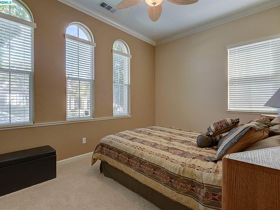 3rd image of 548 Livingston Ct
