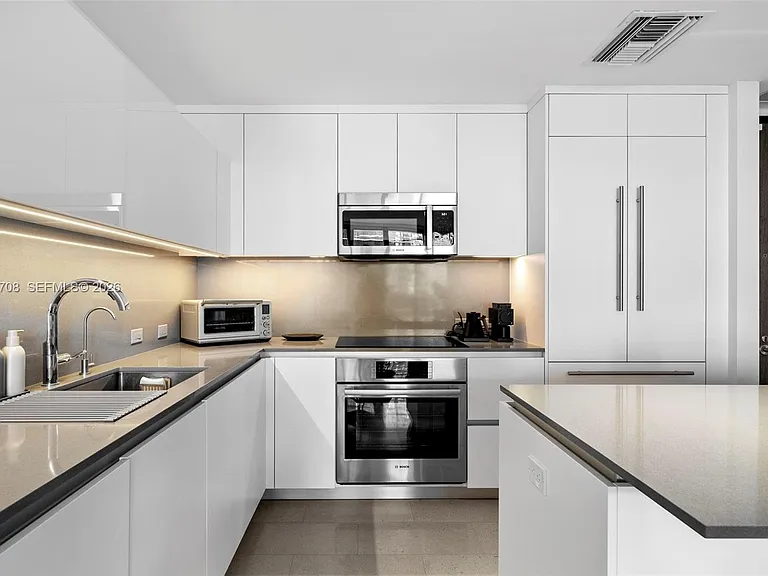 88 SW 7th St #809 — Photo 8