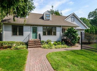 318 Concord St, Dix Hills, NY 11746