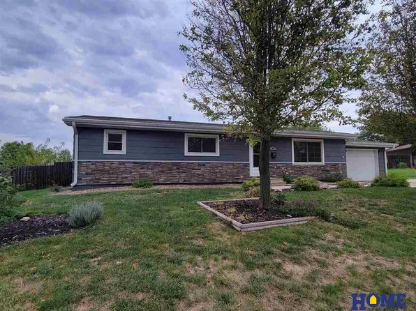 1910 Valleyview Dr, Crete, NE 68333