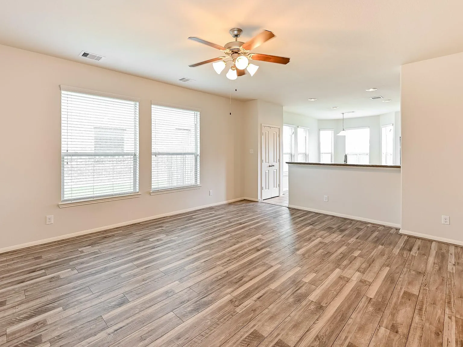 4 bed, 3.5 bath, 2268 sqft, $1,830 — Photo 2