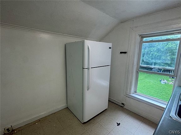 3rd image of 606 Lansing St