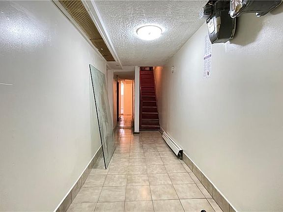 4th image of 576 Essex St