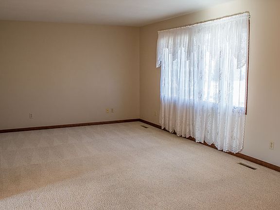 5th image of 609 10th Ave NW