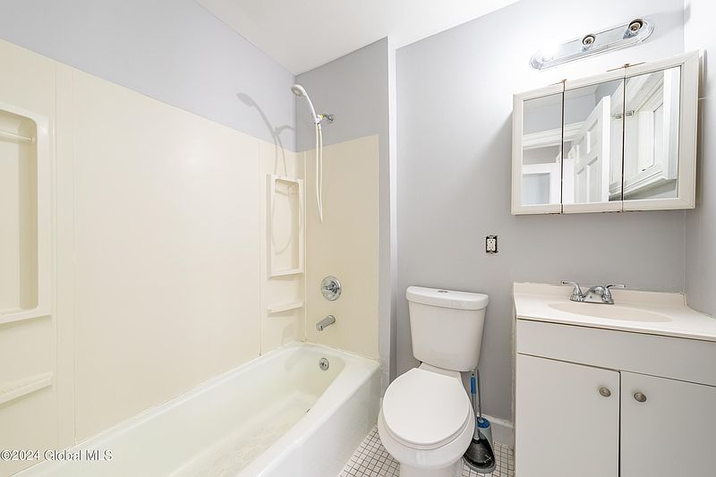 4th image of 119 Grand Street