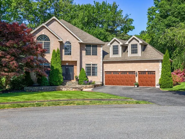 10 Strawberry Knoll Dr, Sutton, MA 01590