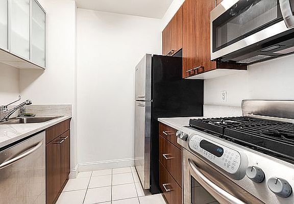 4th image of 217 E 96th St #30G