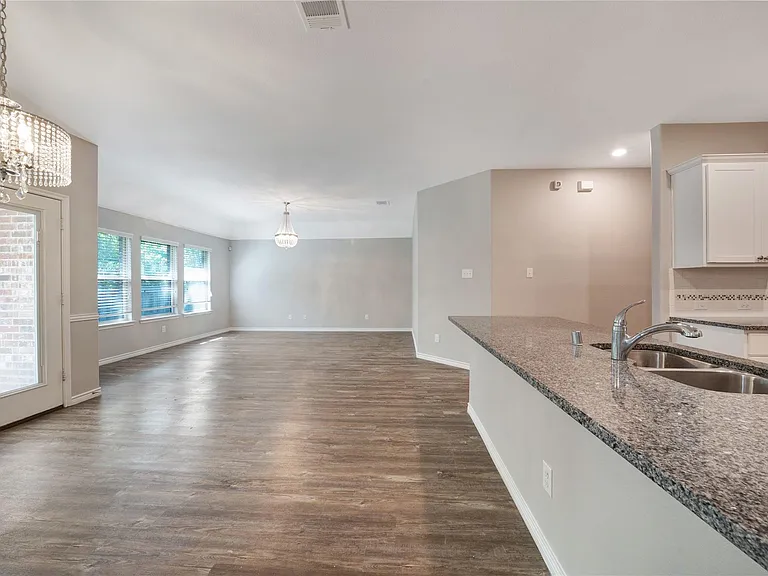 2920 Colorado Dr — Photo 6