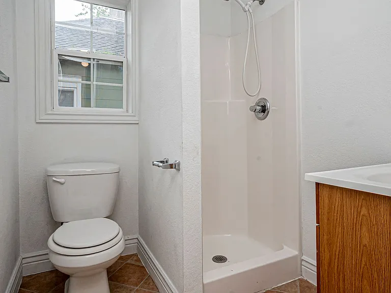 613 W 11th St — Photo 11