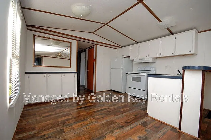 3 bed, 2.0 bath, $900 — Photo 4