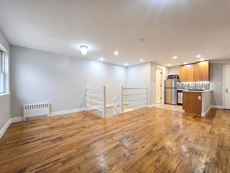 428 Hart St #1R — Photo 2