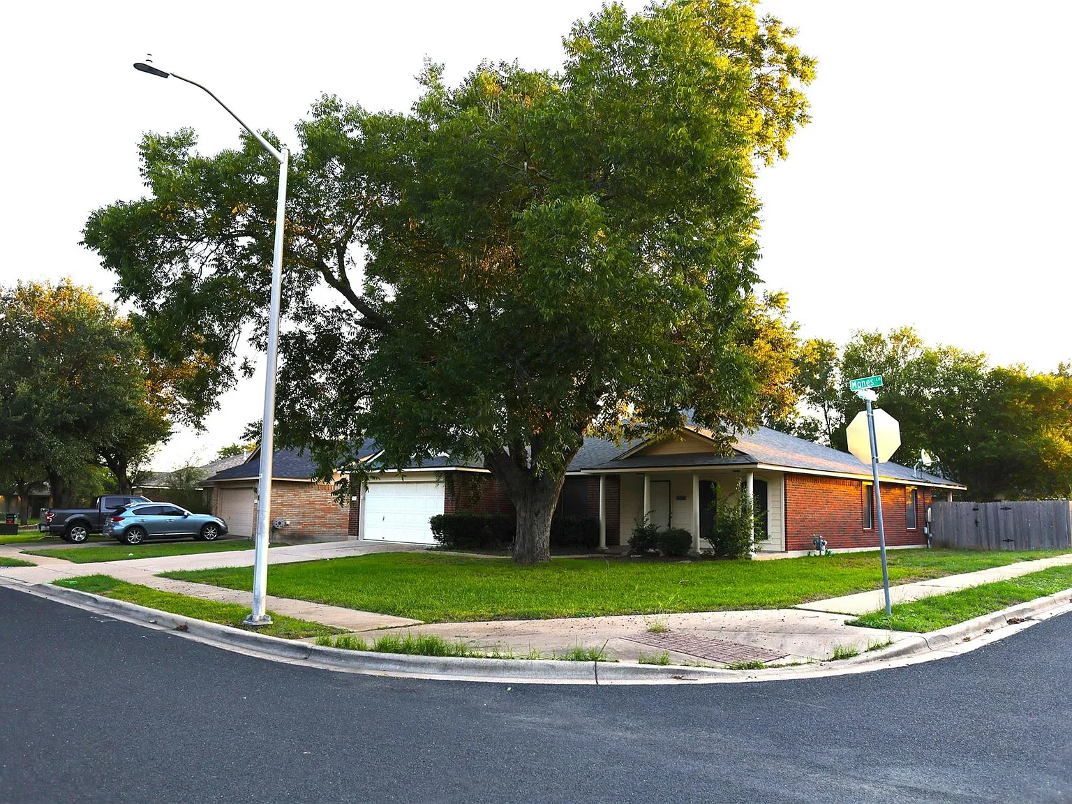 4 bed, 2.0 bath, 1928 sqft, $2,100 — Photo 2