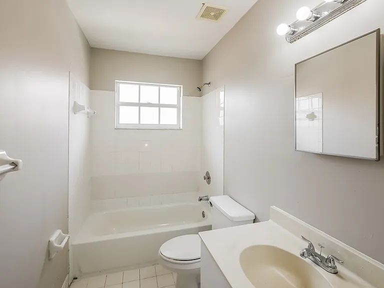 40 NW 110th Ave — Photo 16