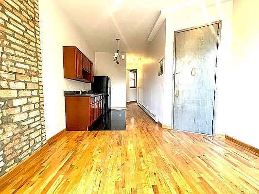 2nd image of 516 Bainbridge St APT 2