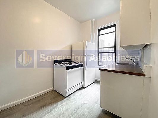 3rd image of 21 Magaw Pl APT 4D