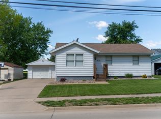 910 N Roche St, Knoxville, IA 50138