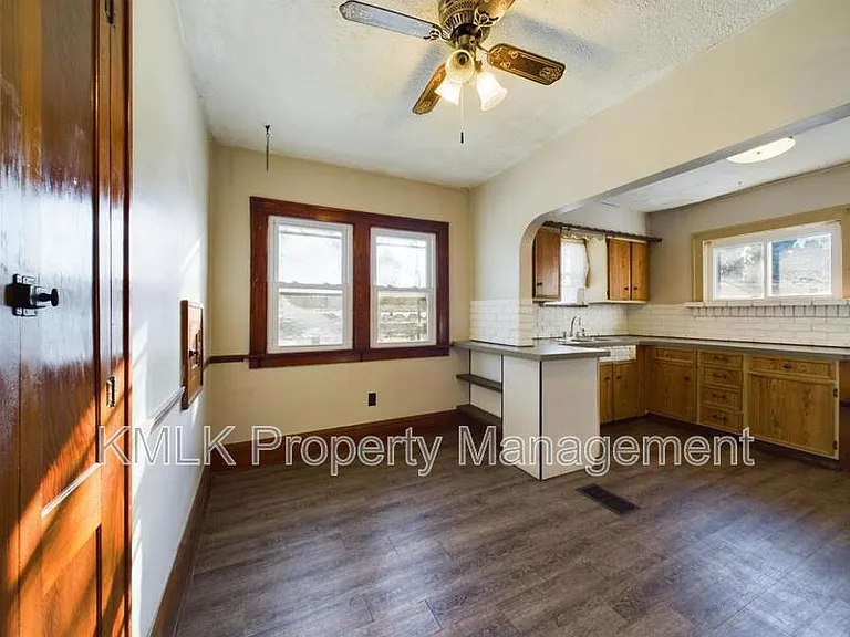 524 Allyn St — Photo 18