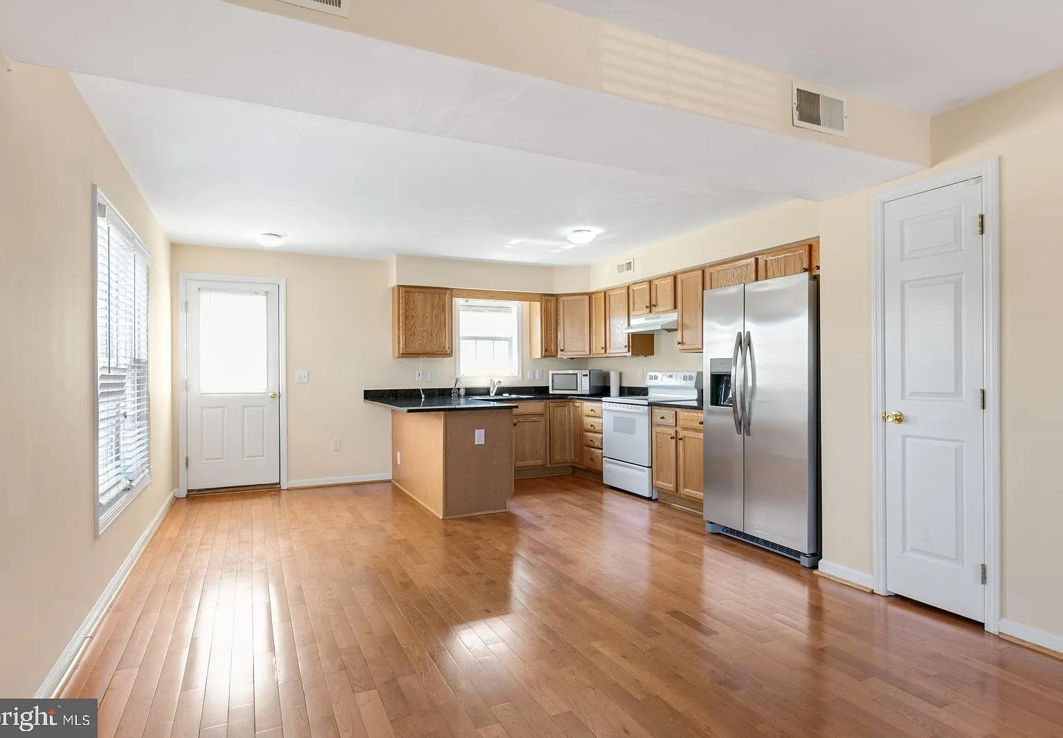 2 bed, 2.5 bath, 1728 sqft, $2,300 — Photo 3