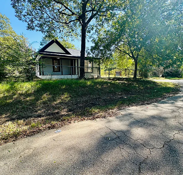 2300 Bryan St — Photo 18