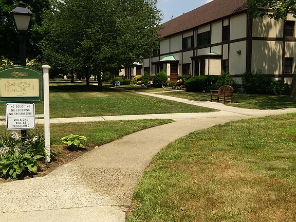 2nd image of 256 Cherry Valley Ave #2A