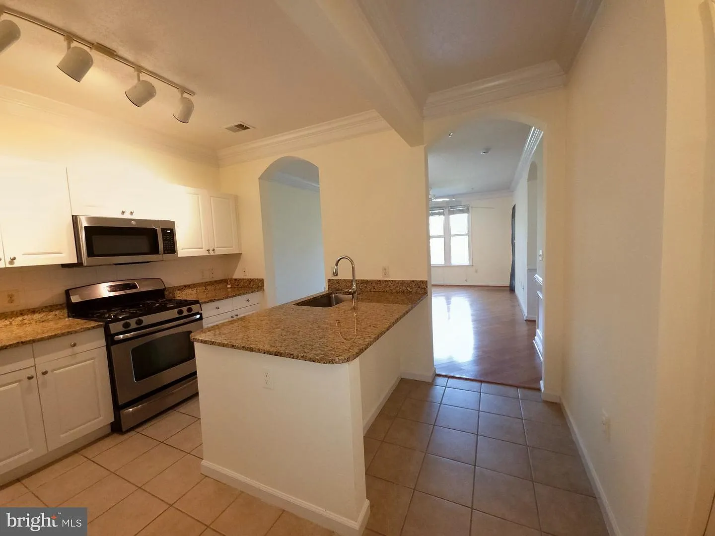 1 bed, 1.0 bath, 867 sqft, $2,050 — Photo 1