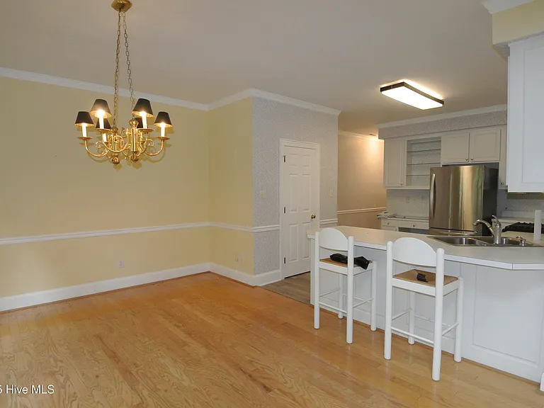 1113 Devonshire Dr — Photo 8