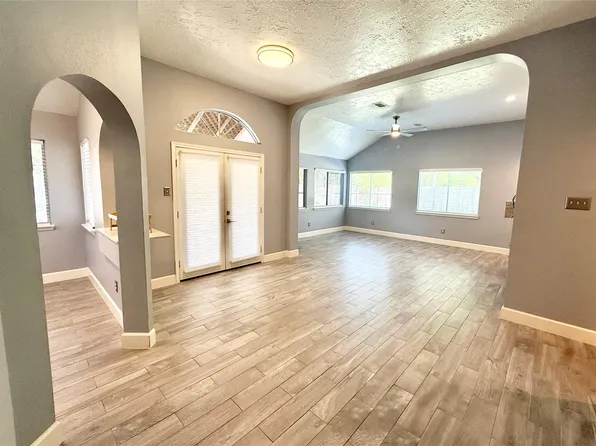 4122 Meadowgold Ln, Kingwood, TX 77345