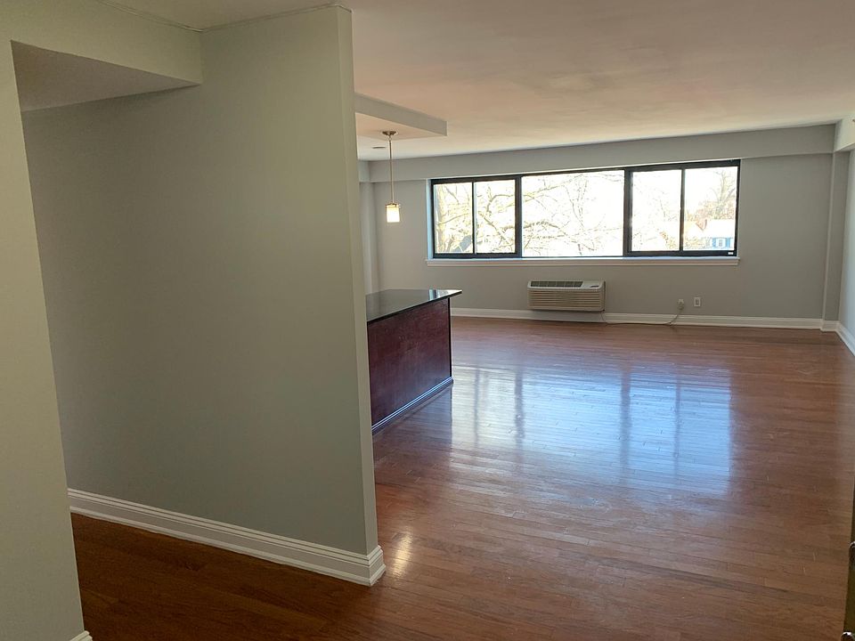 1st image of 60 Parkway Dr E APT 2K