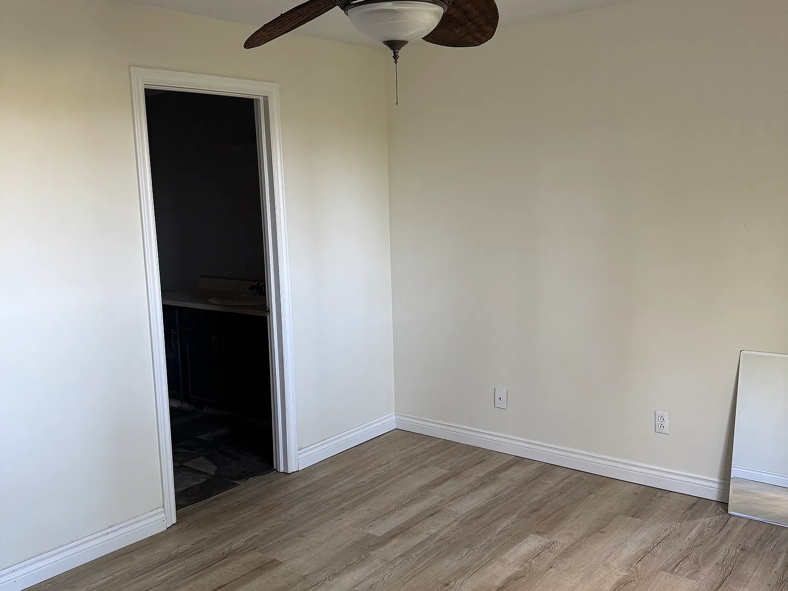4 bed, 2027 sqft, $900 — Photo 2