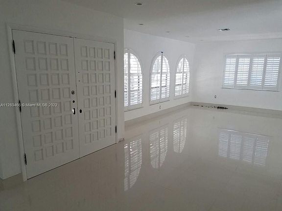 4th image of 810 Anastasia Ave