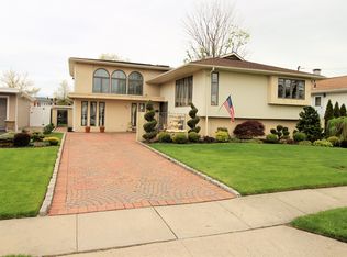 85 Elaine Dr, Oceanside, NY 11572