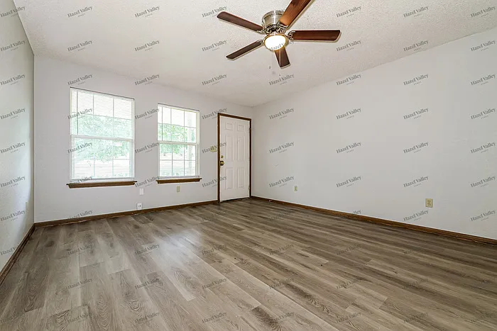 3 bed, 1.5 bath, 1002 sqft, $1,295 — Photo 4