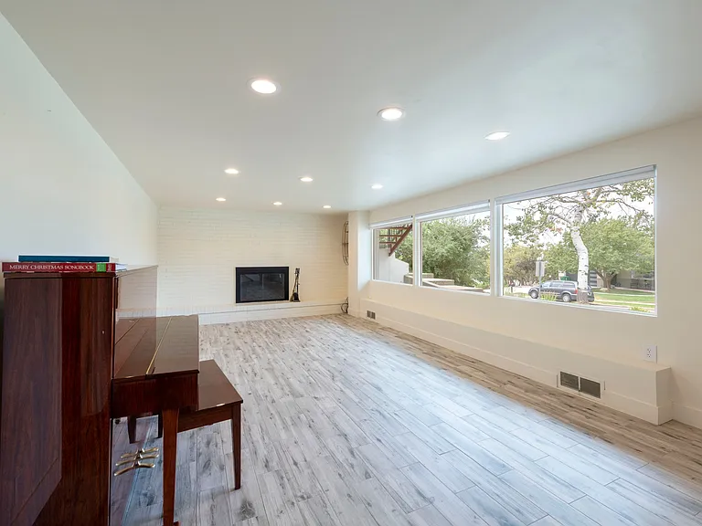 4553 S Brockbank Dr — Photo 2
