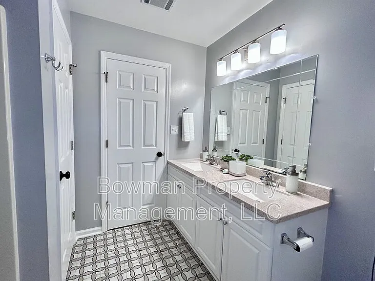 255 Camelot Dr — Photo 13