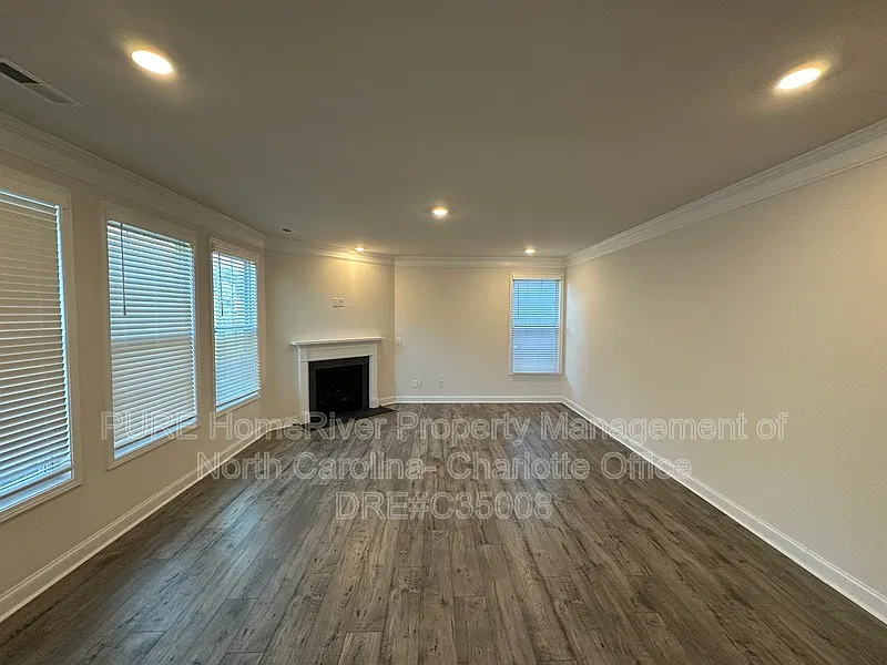 5 bed, 4.0 bath, 3570 sqft, $3,095 — Photo 3