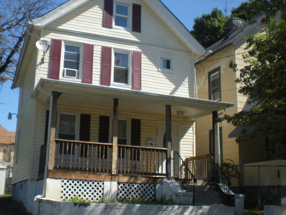 2nd image of 209 Spooner Ave