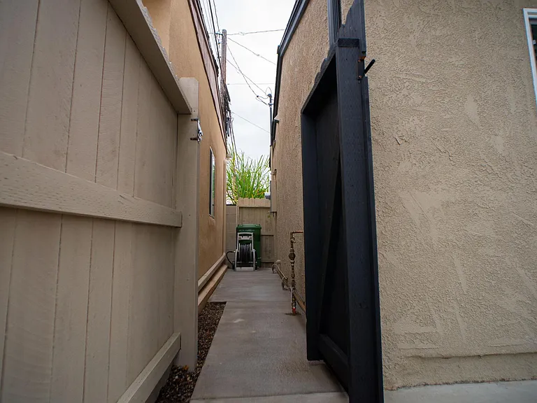 1602 La Golondrina Ave — Photo 11